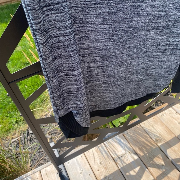 Two-tone Large Gap Top 🖤🩶 - Picture 3 of 3